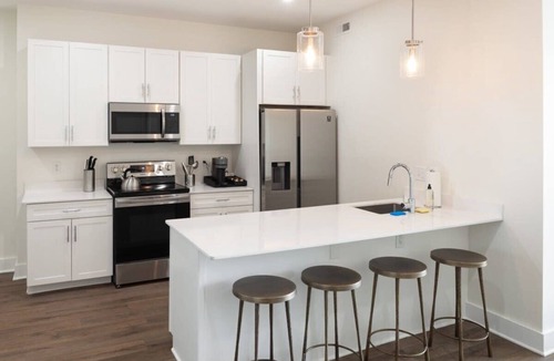 Center City East Apartment | Sosuite | Corner 3BR Apt w Park View, W/D, Gym