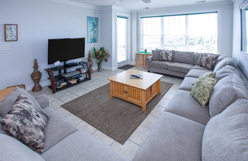 Sandbridge Condo | Southside, 3rd-floor condo with ocean view, balcony, WiFi & on-site pool/gym