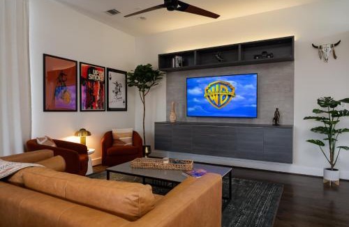 Riverside Terrace House | Space City - Prof Design, Game Room, King Bd