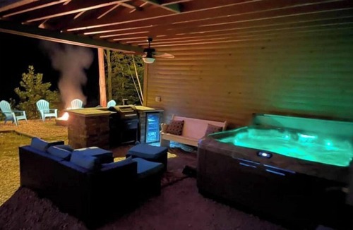 East Point Cabin | Spacious 3 bedroom cabin with hot tub