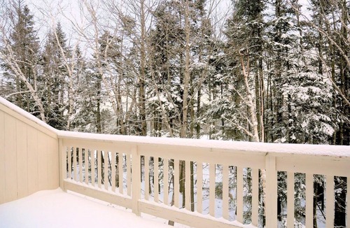 Bromley Mountain House | Spacious 3-Level End-unit Townhouse in the Clovers at Bromley