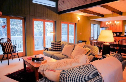 Bromley Mountain House | Spacious 3-Level End-unit Townhouse in the Clovers at Bromley