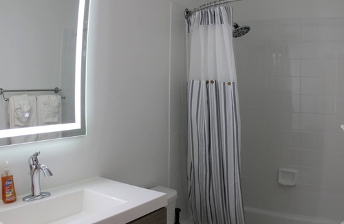 Bridgewater Apartment | Spacious 3BR/2BA Short Term Apartment Rental in Bridgewater