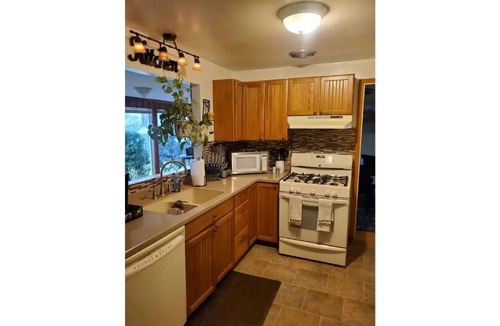 Amherst House | Spacious 3BR/2BA 20 mins from Niagara Falls & the Buffalo Bills Stadium
