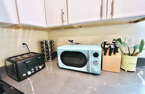 East Somerville Apartment | Spacious 4BDR/2BA- Walk to T-Station- Minutes to Boston
