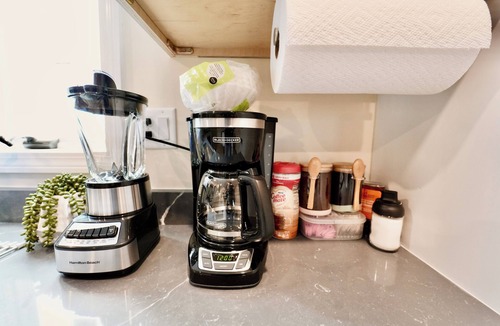 East Somerville Apartment | Spacious 4BDR/2BA- Walk to T-Station- Minutes to Boston