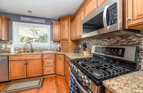 Fairfield House | Spacious 4BR Ranch w Hot Tub in Quiet Neighborhood