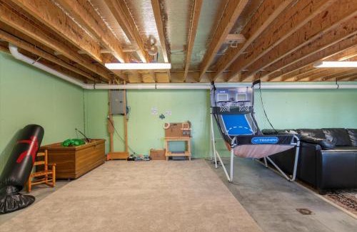 Chester House | Spacious 5-bedroom Chalet with AC and WiFi in charming Chester