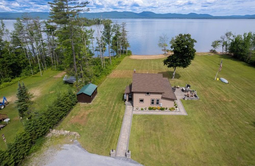 Broadalbin House | Spacious 5-bedroom house in charming Broadalbin directly on the lake