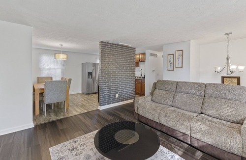 Parkdale House | Spacious 5-bedroom house in Cincinnati with Wi-fi, Fully Equipped Kitchen
