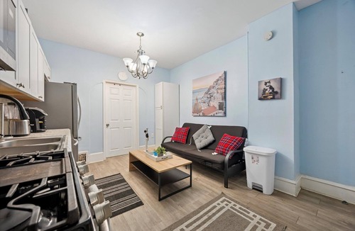 Wilmington House | Spacious 5-bedroom house with 1King + 4queen beds in lovely Wilmington