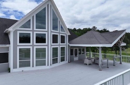 Beaumont House | Spacious 5-bedroom house with AC, outdoor area in charming Beaumont.
