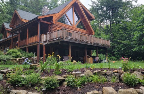 Hebron House | Spacious 5 bedroom semi-private lakefront log cabin on Newfound Lake