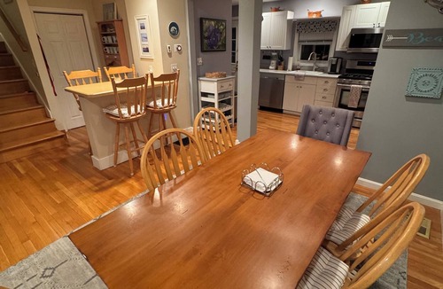 Hull House | Spacious 6-bedroom house with AC, WiFi in charming Hull only steps to the beach.