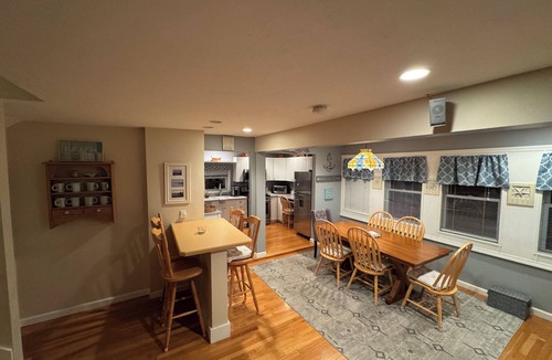 Hull House | Spacious 6-bedroom house with AC, WiFi in charming Hull only steps to the beach.