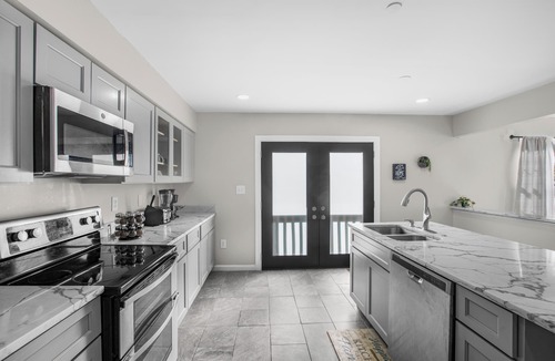 Adelphi House | Spacious 7-bedroom house with WiFi, AC, and Streaming Services in Silver Spring