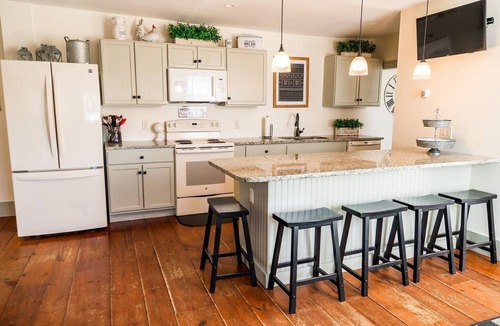 Boscawen House | Spacious 7-bedroom Historic Country Inn near Concord