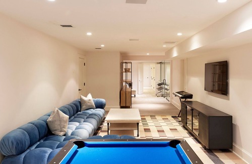 Wainscott House | Spacious 7-bedroom house in charming Wainscott walking distance to beach