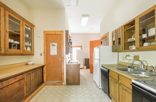 Richford House | Spacious 7-bedroom house. Book your ski trip. Skate across the road in the park.