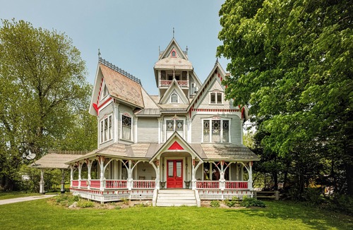 Richford House | Spacious 7-bedroom house. Book your ski trip. Skate across the road in the park.