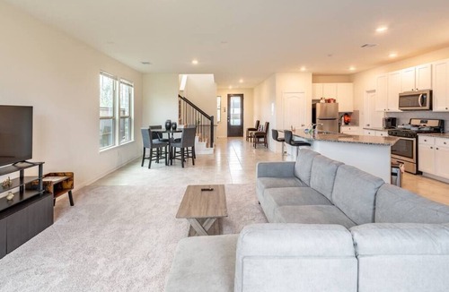Rosenberg House | Spacious 9Beds Private Luxury Family Vacation Home