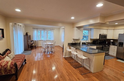 White Oak House | Spacious and Family Friendly 6-bedrooms house in delightful Silver Spring.