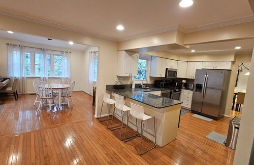 White Oak House | Spacious and Family Friendly 6-bedrooms house in delightful Silver Spring.