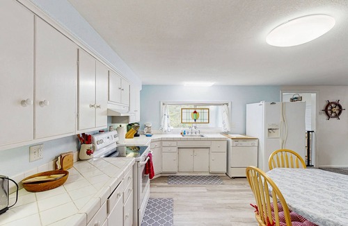 Winchester Bay House | Spacious & comfortable home close to the Habor, Sand Dunes, beaches, & parks