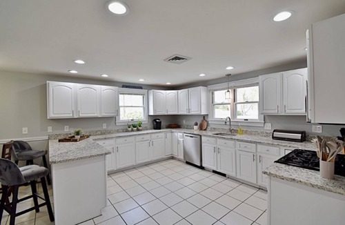 Milton House | Spacious, Comfy Colonial, minutes to Boston and highways