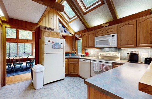 Forest Farms House | Spacious dog-friendly home, fireplace, firepit, sauna, jet tub, decks, wifi