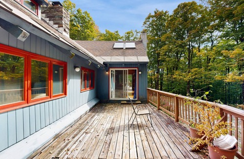 Forest Farms House | Spacious dog-friendly home, fireplace, firepit, sauna, jet tub, decks, wifi