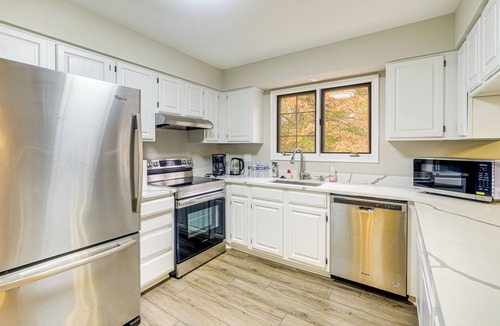 Lake Ridge House | Spacious Family Retreat Near DC: Ideal For Groups!