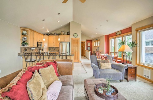 Manzanita House | Spacious Family Townhome: Walk to Beach & Downtown