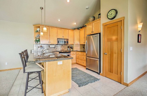 Manzanita House | Spacious Family Townhome: Walk to Beach & Downtown