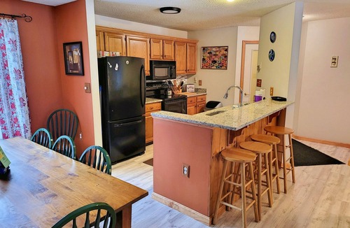 North Woodstock Condo | Spacious, fireplace, deck, river view, pool & fitness club. D0260 by LRS