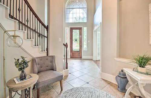 Iowa Colony House | Spacious Home with Backyard about 25 Mi to Houston!