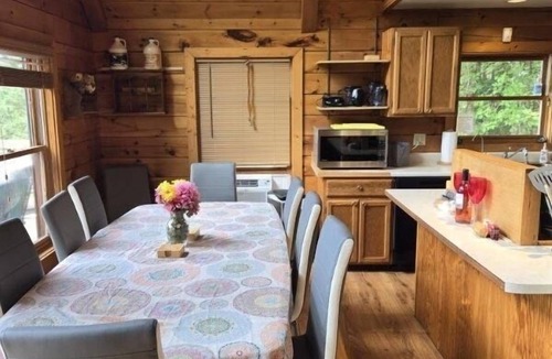 Glover Cabin | Spacious Log Cabin Perfect for Families and Pets