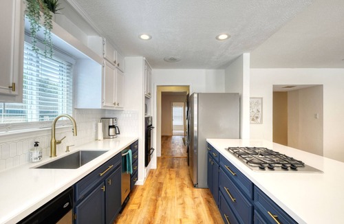 McNeil House | Spacious Modern Home| Pvt Pool | Free WIFI |5 Min. to Domain| 15 min to Downtown