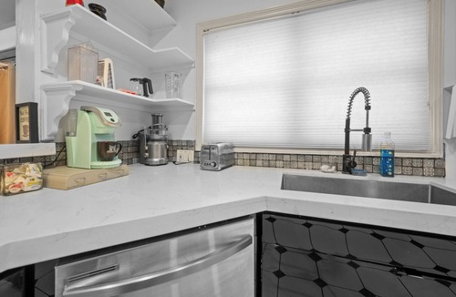 Greenway Plaza-Upper Kirby House | Spacious Montrose Art House with WiFi, AC and Free Parking