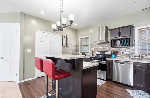 Stockade Historic District House | Spacious & Stylish 2-Bedroom Retreat, King Bed, Shared Gazebo