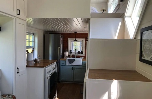 Stockdale Cottage | Spacious tiny home filled with natural light - the perfect retreat