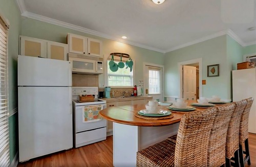 San Jacinto Apartment | Spacious Upstairs Studio with Balcony steps from the beautiful Seawall & Beach