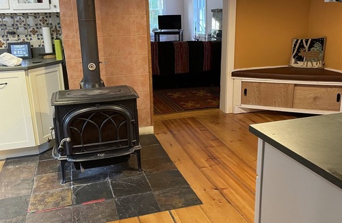 Sunderland House | Spacious & Warm 1835 Farm House w/Fireplace-close to Bromley Mtn and Manchester