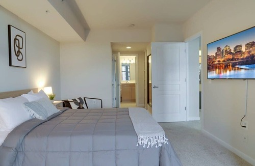 Aurora Highlands Apartment | Spectacular 1BR Condo Located At Pentagon City