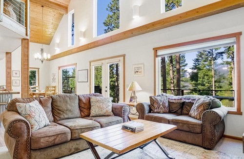 Roslyn Ridge House | Spectacular Dog-Friendly Home + Loft w/Free WiFi, Private Hot Tub, Gas Fireplace