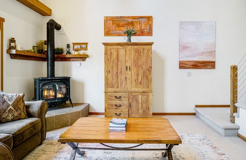 Roslyn Ridge House | Spectacular Dog-Friendly Home + Loft w/Free WiFi, Private Hot Tub, Gas Fireplace
