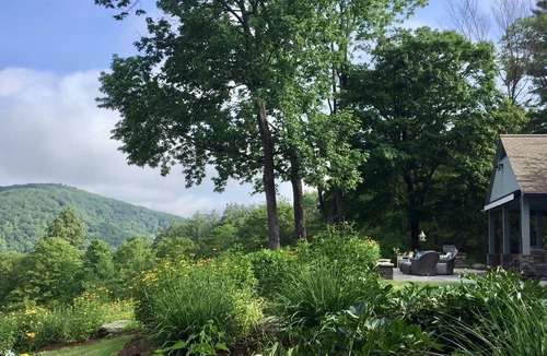 Woodstock House | Spectacular Views At This Luxury Country Estate, Walking Distance To Town