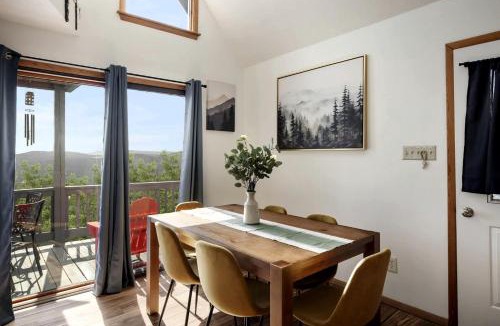 Romney House | Splendid Mountaintop Cabin Retreat near South Branch Potomac River in West Virginia