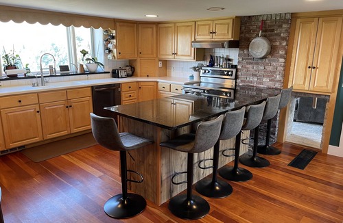 New London Other | Sprawling Updated Farmhouse w/huge backyard & firepit 5⭐️