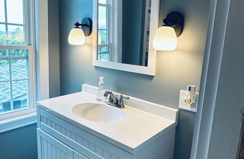 New London Other | Sprawling Updated Farmhouse w/huge backyard & firepit 5⭐️